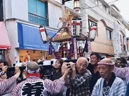 お神輿も元気よく通過 飛び入り参加okということで2メートルほど担ぎながら店前を練り歩かせていただきました来年はぜひとも法被を着たい 幕末維新祭り 松陰神社 吉田松陰 祭り 松下村塾 松陰神社前 世田谷線 世田谷 侍気分 幕末 明治維新 新撰組
