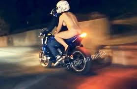 Memang masa tu aku kena penangan yang lebih teruk lagi dari. 5 Gambar Seorang Wanita Menunggang Motorsikal Tanpa Seurat Benang Di Badannya Warmovie