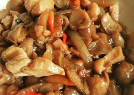 Hidangan ini paling enak disajikan saat musim hujan seperti sekarang ini sebagai penghangat tubuh. Tumis Ayam Jamur