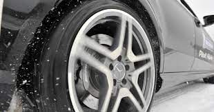 Prin urmare, nu este obligatoriu doar de la 1 noiembrie ca autovehiculele care circulă pe drumuri cu zăpadă, gheaţă şi polei să aibă anvelope de iarnă. Cand Sunt Obligatorii Anvelopele De IarnÄ Si Ce Amenzi RiscÄ Soferii Care Nu Si SchimbÄ Cauciucurile