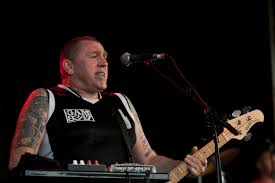 Manu chao et son groupe la ventura repartent en mars pour une série de concerts en amérique latine avec notamment un grand récital en pleine forêt amazonienne, à la frontière de la colombie, du brésil et du pérou. Manu Chao Jo Hempel