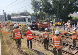 Railway manila light rail transit system metrorail lrt line 1 метрополитен манилы lrt 1. 22 People Injured In Crash Involving Truck And Light Rail Train The Standard