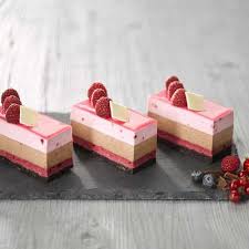 Vous pouvez décorer comme ici, avec des macarons framboises. Entremets Bavaroises Chocolat Au Lait Fruits Rouges Et Fourrage Croquant Fruits Rouges Recette Ancel Condifa Patisserie