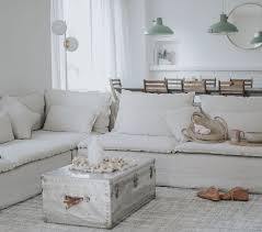 This Summery Space Makes Want The Sunshine Whites And Muted Shades Of Blue Pink White Linen Sofa L Mobilier De Salon Deco Maison Interieur Deco Maison