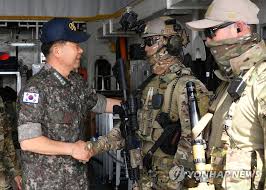 조미루(34) 해군 소위는 2009년 해군 부사관 223기로 임관 뒤 12년간 복무하면서 림팩(limpac·환태평양해군합동훈련) 참가, 청해부대 19진 파병 등 많은 경력을 쌓았다. í•´êµ° ì°¸ëª¨ì´ìž¥ ì²­í•´ë¶€ëŒ€ ì™•ê±´í•¨ ìž¥ë³' ê²©ë ¤ êµ¬ì¡°ìž'ì „ í›Œë¥­ ì—°í•©ë‰´ìŠ¤