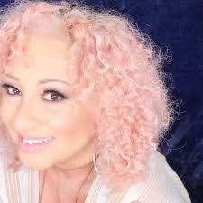 Entrega su versión de himno cristiano