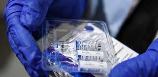 La llamada sputnik v, basada en dos virus del resfriado una investigadora sostiene una dosis de la vacuna experimental rusa sputnik v, desarrollada por el instituto gamaleya, en moscú.reuters. Alemania Planea Comprar 30 Millones De Dosis De La Vacuna Rusa Sputnik V