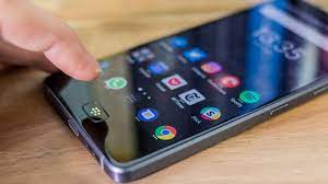 BlackBerry Motion Review: Stern Mid ...