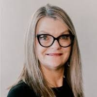 Kimberly Bracken's Instagram, Twitter & Facebook