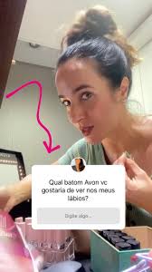 Quer saber se a cor da revista é real nos lábios? 💄👀 Corre lá nos stories  e responde a caixinha! , Mas ó… só vale por 24h, depois já era! ⏳🏃🏻‍♀️”,  #batom #batomavon #avon #avonbrasil #enquete #stories