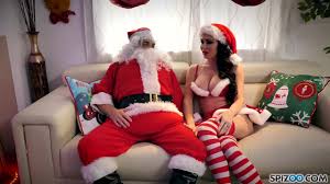 Сиськастая снегурочка легко соблазняет Деда Мороза и трахается