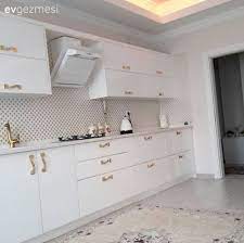 Sürekli yemek pişirildiği için buhar olur, kızartma yaparken yağ sıçrar. Sitemizde Yayinlanmis Evlerden 25 Harika Beyaz Mutfak Ev Gezmesi
