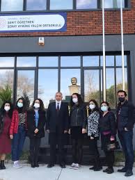İki yıl önce bugün hain teröristlerin saldırısı sonucu şehit düşen şehit öğretmen şenay aybüke yalçın için mezarı başında anma töreni düzenlendi. Sehit Ogretmen Senay Aybuke Yalcin Ortaokulu Photos Facebook