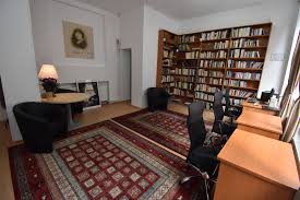 Studenţii facultăţii de limbi străine a universităţii din bucureşti au fost mutaţi temporar din sediul de pe strada pitar moş, care se află în renovare, şi facultatea de limbi şi literaturi străine a afişat rezultatele examenului de admitere pentru sesiunea iulie 2012, cu o mică întârziere cauzată de o. Biblioteca De Limbi StrÄƒine Elena VÄƒcÄƒrescu Biblioteca MetropolitanÄƒ BucureÈ™ti