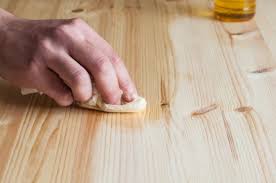 Lo primero que tienes que hacer es pasar un paño de algodón por el mueble para quitar el polvo, es importante que sea un trapo que no suelte pelusa. Como Limpiar Muebles De Madera Trucos Y Consejos