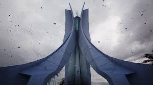 يقع مقام الشهيد على هضبة الحامَّة المطلة على خليج الجزائر العاصمة وضواحيها، واختيرت له الذكرى العشرون لاستقلال الجزائر لتدشينه، وكان ذلك في الخامس يوليو عام 1982، من قبل الرئيس الجزائري الراحل، الشاذلي بن جديد، وهي الفكرة التي بدأ تجسيدها في عهد الرئيس الجزائري الراحل. ÙÙŠØ¯ÙŠÙˆ ØªØµÙ…ÙŠÙ… 3d Ù„Ù€Ù€ Ù…Ù‚Ø§Ù… Ø§Ù„Ø´Ù‡ÙŠØ¯ Ø§Ù„Ø¬Ø²Ø§Ø¦Ø±ÙŠ Ù…Ù†ØªØ¯Ù‰ Ø§Ù„Ù„Ù…Ø© Ø§Ù„Ø¬Ø²Ø§Ø¦Ø±ÙŠØ©