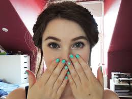 Simple Daisy Nail Art