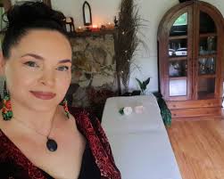 Hey lovelies, would any of you like a free online chakras, energy centres  and emotional trauma frequency scan? I need practice.