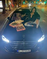 Der österreicher mit italienischen wurzeln hat sich zuletzt häufiger mit der berlinerim gezeigt. Schicker Schlitten Juju Gonnt Sich Ihr Erstes Eigenes Auto Promiflash De