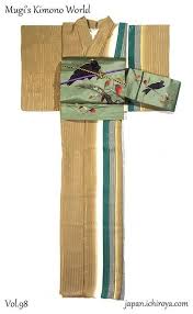 木枯らしの季節 黒い鳥の哀愁 粋な縦縞模様の現代着物 黒い鳥に葉模様のアンティーク刺繍帯 すらりと走る粋な縞に艶やかな刺繍のアンティーク帯 少し冷たい風が頬をなで もの寂しい雰囲気が漂います 哀愁漂うコーディネートに浸りましょう 着物 粋 着物