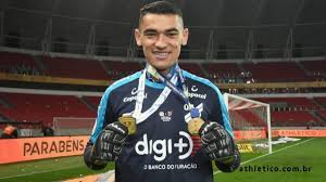 Aos 31 anos, o goleiro alimenta o sonho de estar no grupo que defenderá o brasil na copa do mundo do catar, em 2022. Santos Goleiro Do Athletico E Convocado Para A Selecao Olimpica Veja Os Nomes Bem Parana