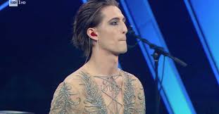 Biografia, età, tatuaggi, ex fidanzata, instagram e storia del poliedrico frontman a sanremo 2021. Azzg2wsxy Sjom