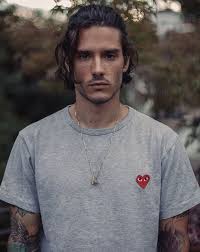 De nombreux types de coiffures qui peuvent être utilisés de telle sorte que le visage est plus beau et attrayant. 46 Idees De Coupes De Cheveux Mi Long Pour Homme