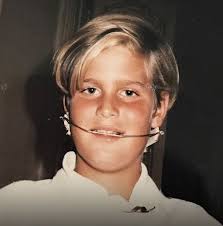 He was only 13 years old when he lost his star mom in a sudden accident  😭💔 Years later, he took her lost name, despite being dad's carbon copy 😲  His tragic