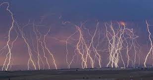 Pokud vás zastihne bouřka, řiďte se výše uvedenými radami. Muze V Plzni Zabil Zrejme Blesk Bourka Zbrzdila I Zemanovo Letadlo Blesk Cz