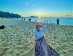 Ada jug ataman burung yang tidak hanya bisa dilihat tetapi, burung harga tiket masuk theme park pantai cermin ini adalah 10 ribu rupiah. Melihat Pesona Pantai Kura Kura Di Singkawang Indonesia Traveler