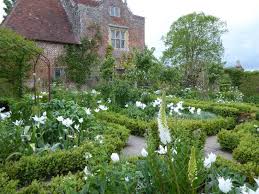 Sissinghurst Castle White Garden Priest S House By Clare Coulson White Gardens Famous Gardens Garden In The Woods
