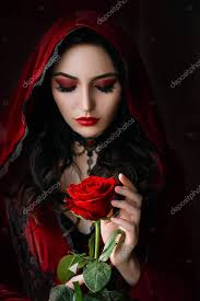 Mystical bella donna in un costume gotico di un vampiro medievale in un  cappuccio. Una ragazza