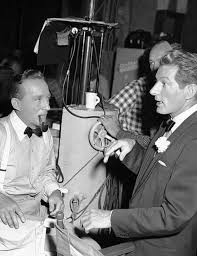 Black And White Christmas Movie Bing Crosby And Danny Kaye Behind The Scenes Of White Christmas 1954 White Christmas Movie Bing Crosby Old Hollywood Stars