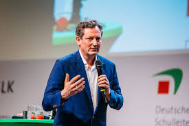 Eckart von hirschhausen, geboren 1967, ist deutschlands bekanntester arzt und einer der hirschhausen verbindet medizinische inhalte mit humor und nachhaltigen botschaften. Eckart Von Hirschhausen Auf Der Didacta Liebe Lehrer Passt Gut Auf Euch Auf Wir Brauchen Euch News4teachers