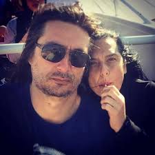 De los escenarios al altar: actrices casadas con rockeros