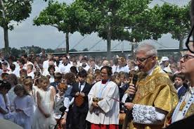 Ich gehe euch voraus nach galiläa. Fronleichnamsprozession Und Himmelsleuchten 2019 In Dusseldorf