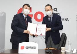 윤 전 총장이 대선에 대해 명확한 의지를 표명한 것은 처음으로 대선을 9개월. L0vx Zi02p4pem