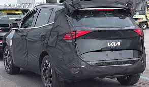 Dalam keterangan rilisnya kia mengatakan juga menyediakan. 2022 Kia Sportage Rear Spied Undisguised Ahead Of Debut