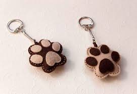 brelok sobachya lapka iz fetra vojlochnye sobaki fetr valyanie shersti