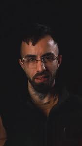 عشق وقتی سـ..ـاده باشه، خودش همه چیزه Vocal : @omidpaydarofficial Music  Producer : @amirsane_ Lyric , Melody : @redoxmelody Back vocal :  @shadioncam Guitar : @hiradniknam Cover art : @ariavahedian Video : @