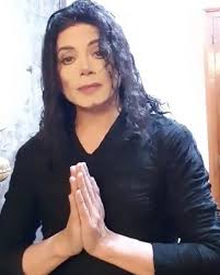Michael joseph jackson)‏ هو مغنٍّ وممثل وملحن وراقص ومنتج أغاني ومصمم رقصات ومخرج وكاتب كلمات ورجل أعمال وناشط حقوقي أمريكي لقب بملك البوب. ÙŠØ®Ù„Ù‚ Ù…Ù† Ø§Ù„Ø´Ø¨Ù‡ 40 Ø´Ø¨ÙŠÙ‡ Ù…Ø§ÙŠÙƒÙ„ Ø¬Ø§ÙƒØ³ÙˆÙ† ÙŠØ«ÙŠØ± Ø§Ù„Ø´ÙƒÙˆÙƒ Ø­ÙˆÙ„ ÙˆÙØ§ØªÙ‡ ÙÙŠØ¯ÙŠÙˆ Ø§Ù„ÙŠÙˆÙ… Ø§Ù„Ø³Ø§Ø¨Ø¹