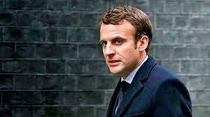 Emmanuel macron dans la salle des fêtes de l'élysée face à des journalistes présents et à distance. French President Emmanuel Macron Dampens Hopes For Coronavirus Vaccine By Early 2021