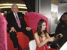 In this chinese name, the family name is teh (郑). Amber Chia Is Whos Mistress