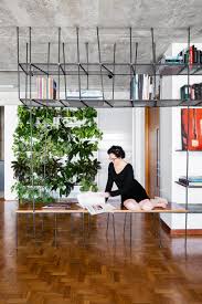 Serralheria Repaginada 5 Novos Jeitos De Usar Ferro E Aco Serralheria Interiores Entrada De Apartamento