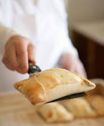Masa En La Mitad Sobre El Relleno Luego Doblar Los Bordes Con Los Dedos Receta Masa Para Empanadas Receta De Empanadas Masa Casera Para Empanadas