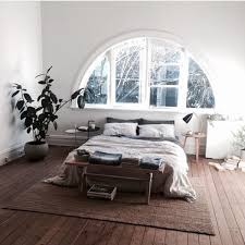 Der raum hat drei massive fenster. Bett Fenster Schlafen Skandinavisches Schlafzimmer Bedroom Decor Schlafzimmer Design Schlafzimmer Wohnen