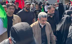 ببینید | اولین تصاویر از حضور محمود احمدی نژاد در مراسم تشییع رهبر شهید انقلاب