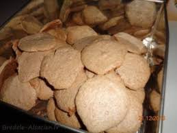 Meringues Noisettes Retrouvez La Recette De Ce Petit Gateau De Noel Alsacien Wihnach Gateau De Noel Alsacien Petits Gateaux De Noel Recette Bredele Alsacien