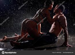 Homem e mulher antes do sexo, mulher sexy molhada chega perto do homem  sentado na chuva, estúdio escuro — Foto © ufabizphoto 508578328