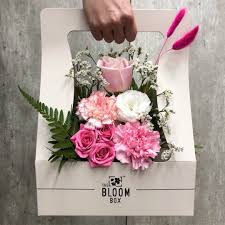 Rangkaian bloom box bunga mawar segar dan romantis yang cocok diberikan untuk pasangan ataupun orang tercinta. The Best Florists And Flower Delivery Services In Singapore